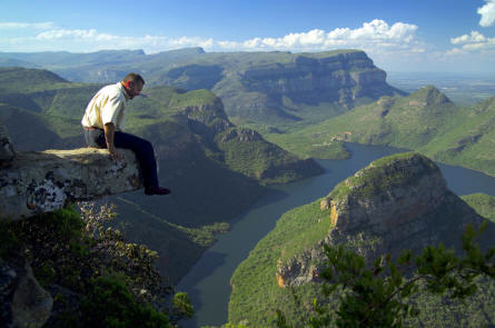 diederik sitting on a ledge above blyde river canyon